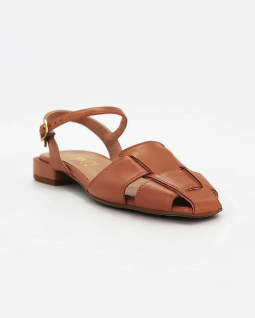 Shop women's woven sandal in calf leather praline light brown (Daria36) or browse our range of men's Italian clothing and shoes in leather in-store at Aliverti Cape Town, or shop online. We deliver in South Africa & offer multiple payment plans as well as accept multiple safe & secure payment methods.