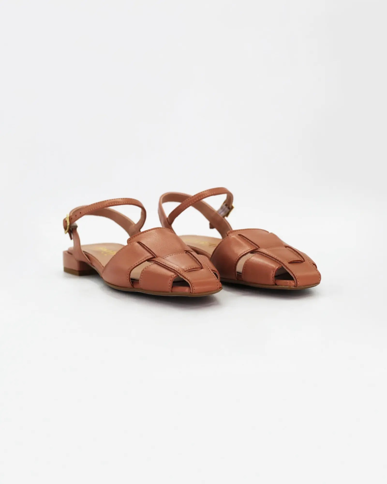 Shop women's woven sandal in calf leather praline light brown (Daria36) or browse our range of men's Italian clothing and shoes in leather in-store at Aliverti Cape Town, or shop online. We deliver in South Africa & offer multiple payment plans as well as accept multiple safe & secure payment methods.