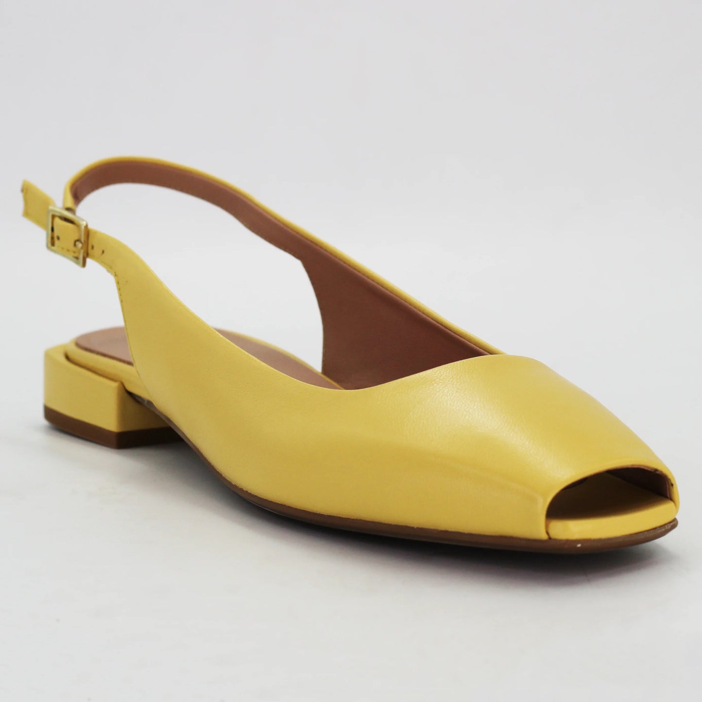 Shop women's slingback sandal in calf leather light yellow (Daria 64) or browse our range of men's Italian clothing and shoes in leather in-store at Aliverti Cape Town, or shop online. We deliver in South Africa & offer multiple payment plans as well as accept multiple safe & secure payment methods.