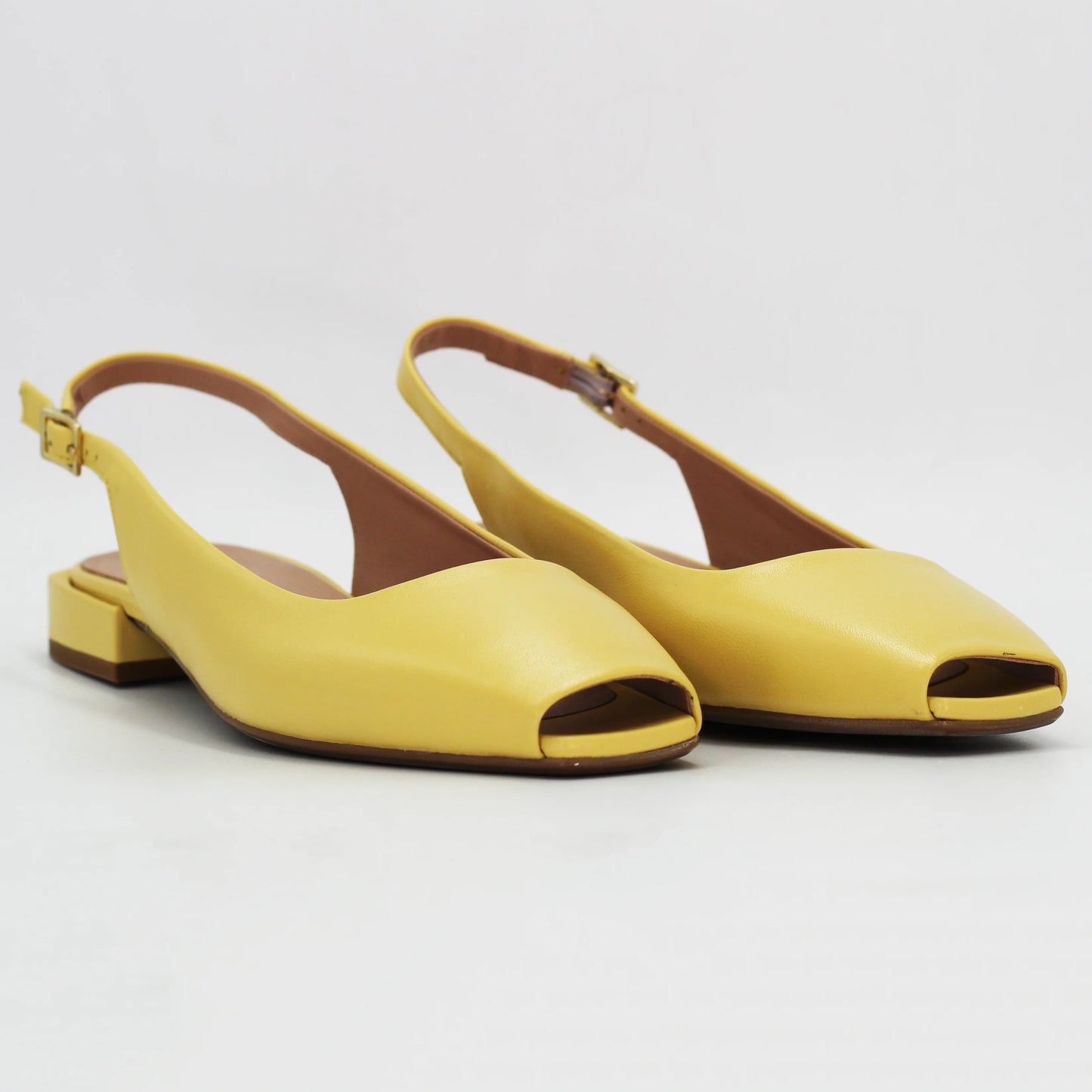 Shop women's slingback sandal in calf leather light yellow (Daria 64) or browse our range of men's Italian clothing and shoes in leather in-store at Aliverti Cape Town, or shop online. We deliver in South Africa & offer multiple payment plans as well as accept multiple safe & secure payment methods.