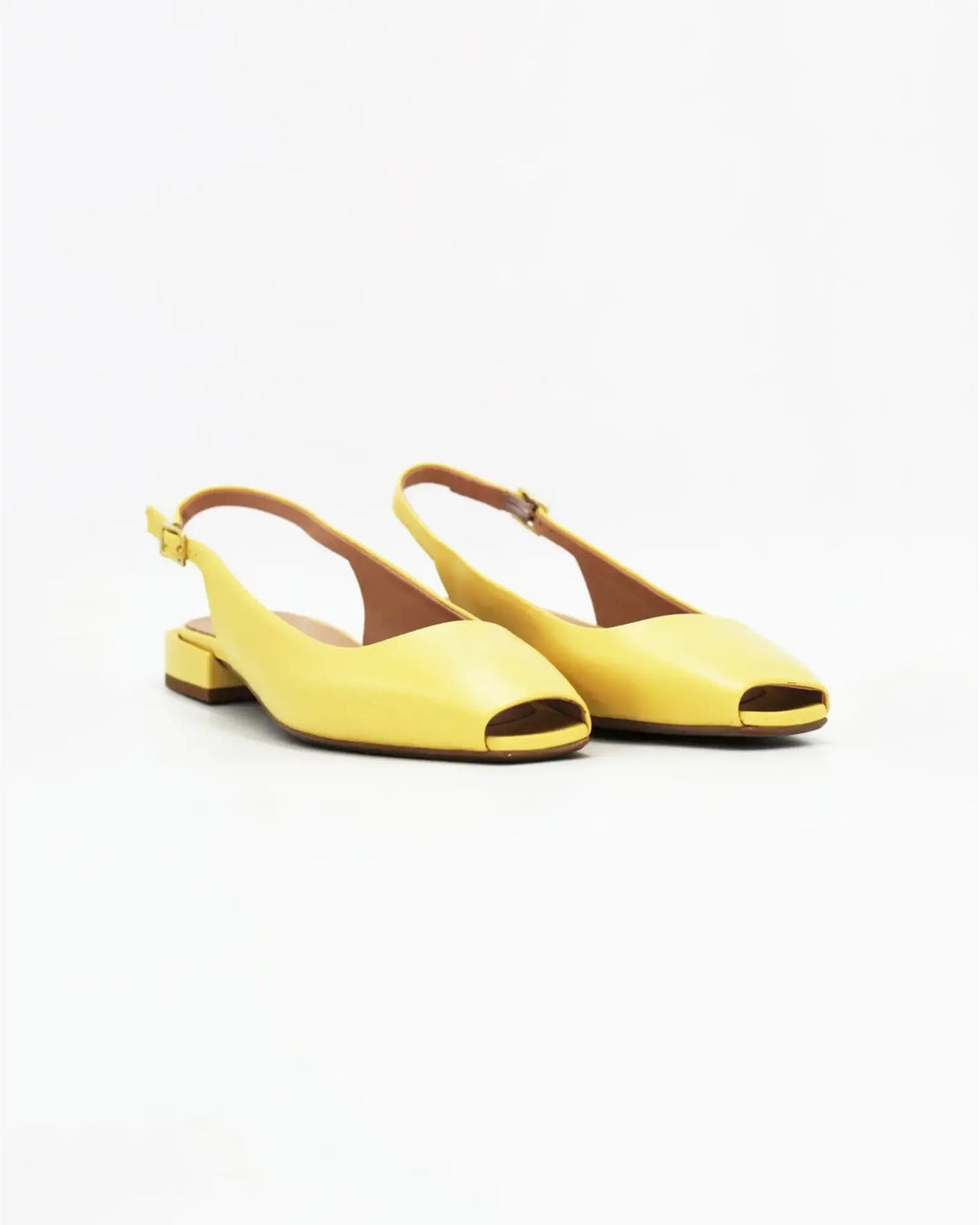 Shop women's slingback sandal in calf leather light yellow (Daria 64) or browse our range of men's Italian clothing and shoes in leather in-store at Aliverti Cape Town, or shop online. We deliver in South Africa & offer multiple payment plans as well as accept multiple safe & secure payment methods.