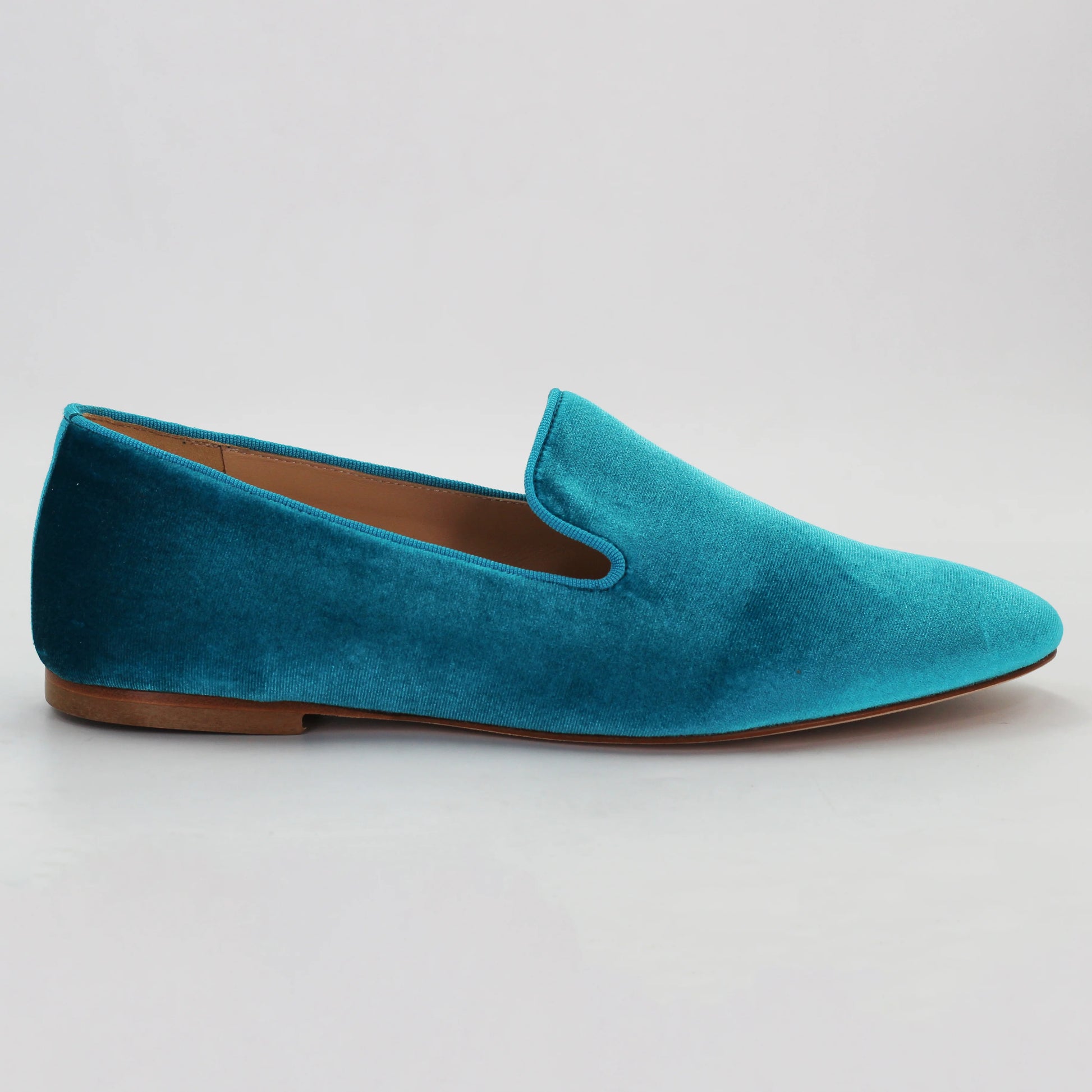 Shop women's velvet slipper in turchese (E506) or browse our range of men's Italian clothing and shoes in leather in-store at Aliverti Cape Town, or shop online. We deliver in South Africa & offer multiple payment plans as well as accept multiple safe & secure payment methods.