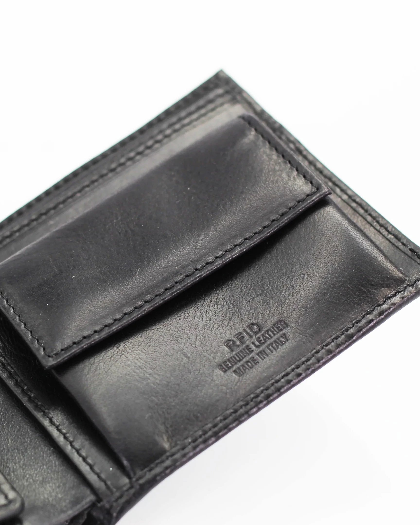 Shop our Italian-made Men's Cuoieria Fiorentina Italian leather wallet in nero (P000000012735) or browse our range of Italian wallets and purses for men & women in-store at Aliverti Cape Town, or shop online. 

We deliver in South Africa & offer multiple payment plans as well as accept multiple safe & secure payment methods.