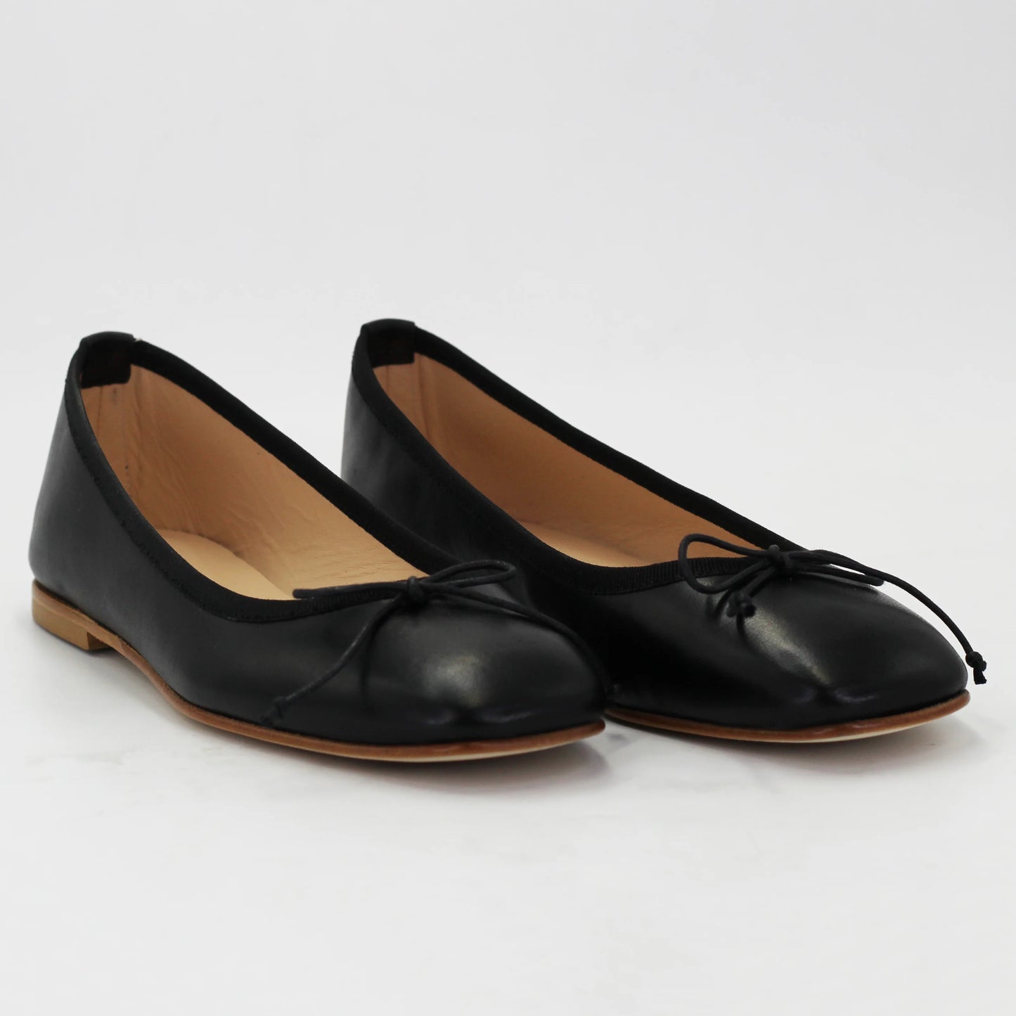 Shop Handmade Italian Leather Women's ballerina pump in calf leather nero (ESE485) or browse our range of hand-made Italian shoes in leather or suede in-store at Aliverti Cape Town, or shop online. We deliver in South Africa & offer multiple payment plans as well as accept multiple safe & secure payment methods.