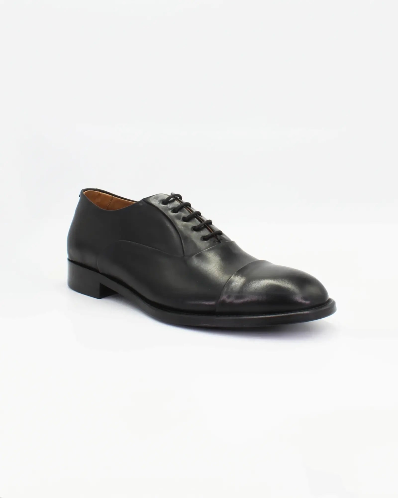 Shop Handmade Italian Leather Oxford in Nero (BRU11278)  or browse our range of hand-made Italian shoes for men in leather or suede in-store at Aliverti Cape Town, or shop online. We deliver in South Africa & offer multiple payment plans as well as accept multiple safe & secure payment methods.