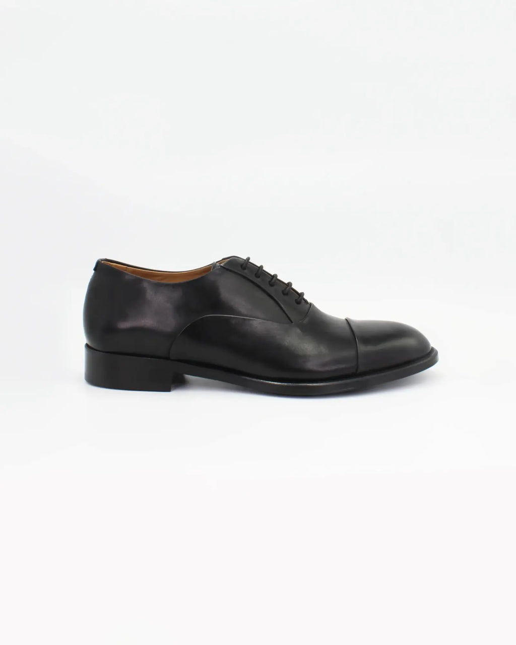 Shop Handmade Italian Leather Oxford in Nero (BRU11278)  or browse our range of hand-made Italian shoes for men in leather or suede in-store at Aliverti Cape Town, or shop online. We deliver in South Africa & offer multiple payment plans as well as accept multiple safe & secure payment methods.