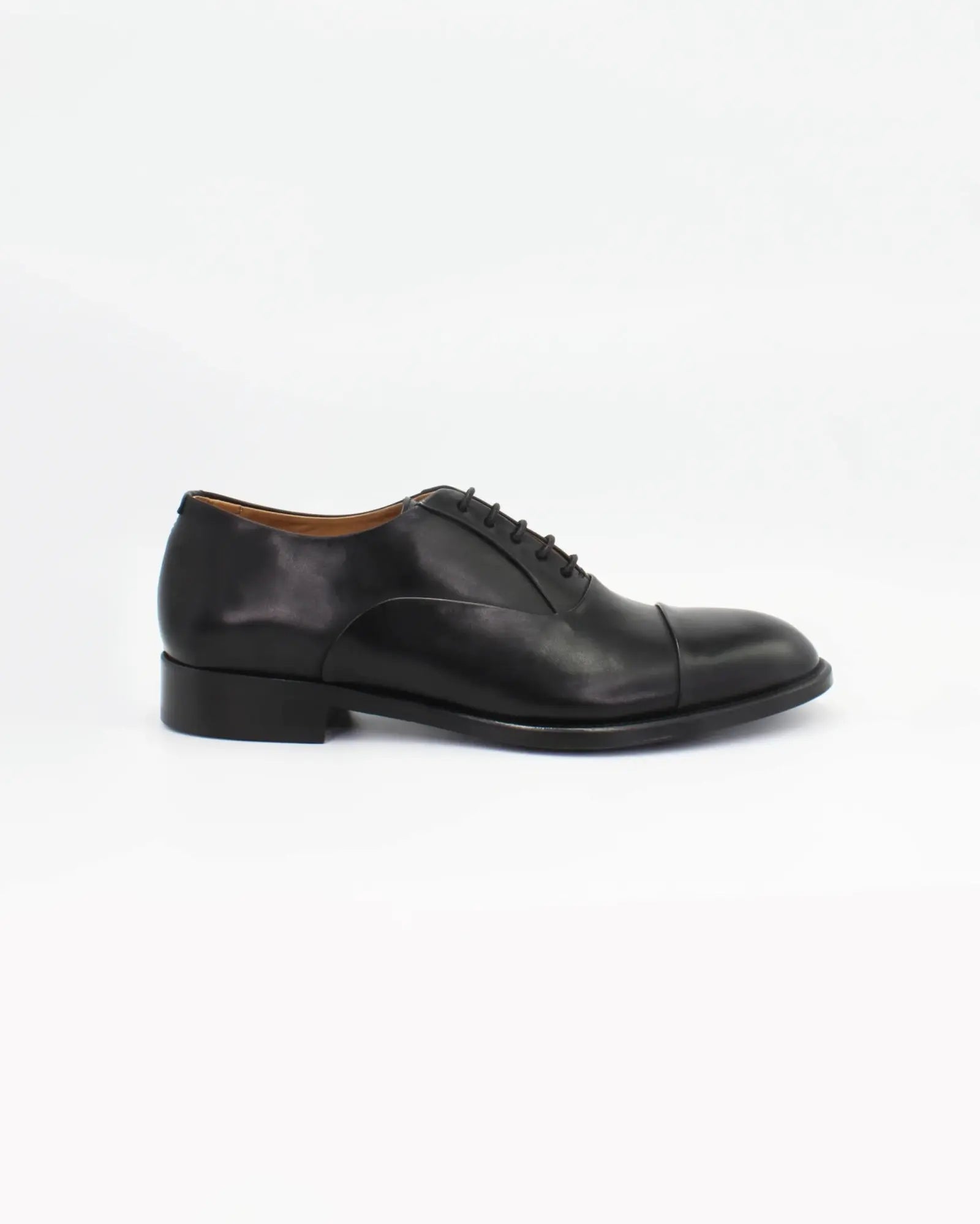 Shop Handmade Italian Leather Oxford in Nero (BRU11278)  or browse our range of hand-made Italian shoes for men in leather or suede in-store at Aliverti Cape Town, or shop online. We deliver in South Africa & offer multiple payment plans as well as accept multiple safe & secure payment methods.
