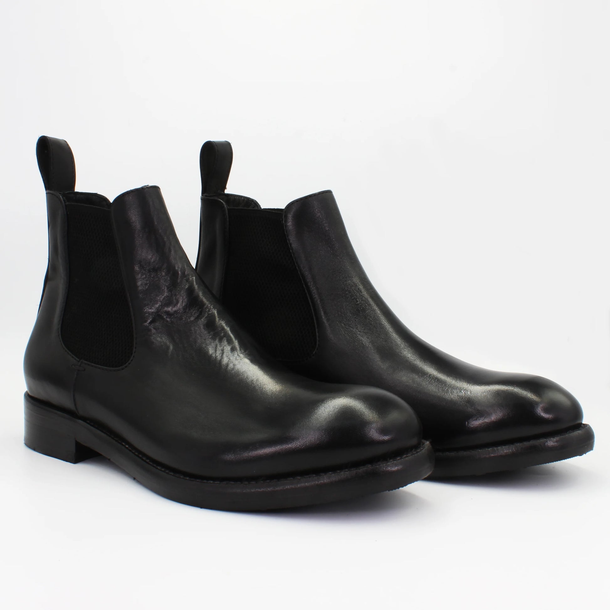 Shop Handmade Italian Leather Chelsea Boot in Nero (JP36526/20) or browse our range of hand-made Italian boots for men in leather or suede in-store at Aliverti Cape Town, or shop online. We deliver in South Africa & offer multiple payment plans as well as accept multiple safe & secure payment methods.