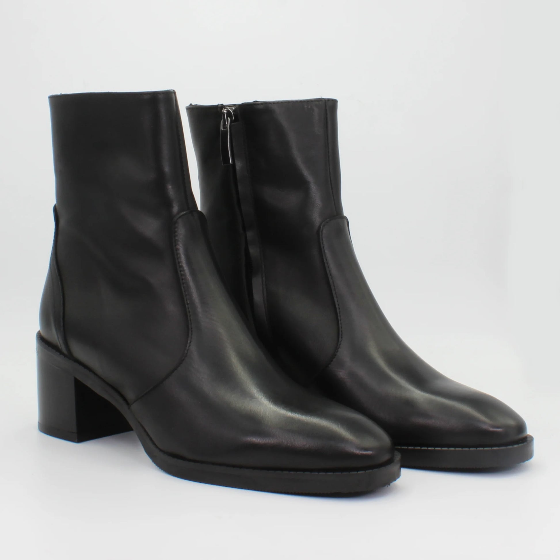 Shop Handmade Italian Leather Boot in Nero (GC3411) or browse our range of hand-made Italian boots for women in leather or suede in-store at Aliverti Cape Town, or shop online. We deliver in South Africa & offer multiple payment plans as well as accept multiple safe & secure payment methods.