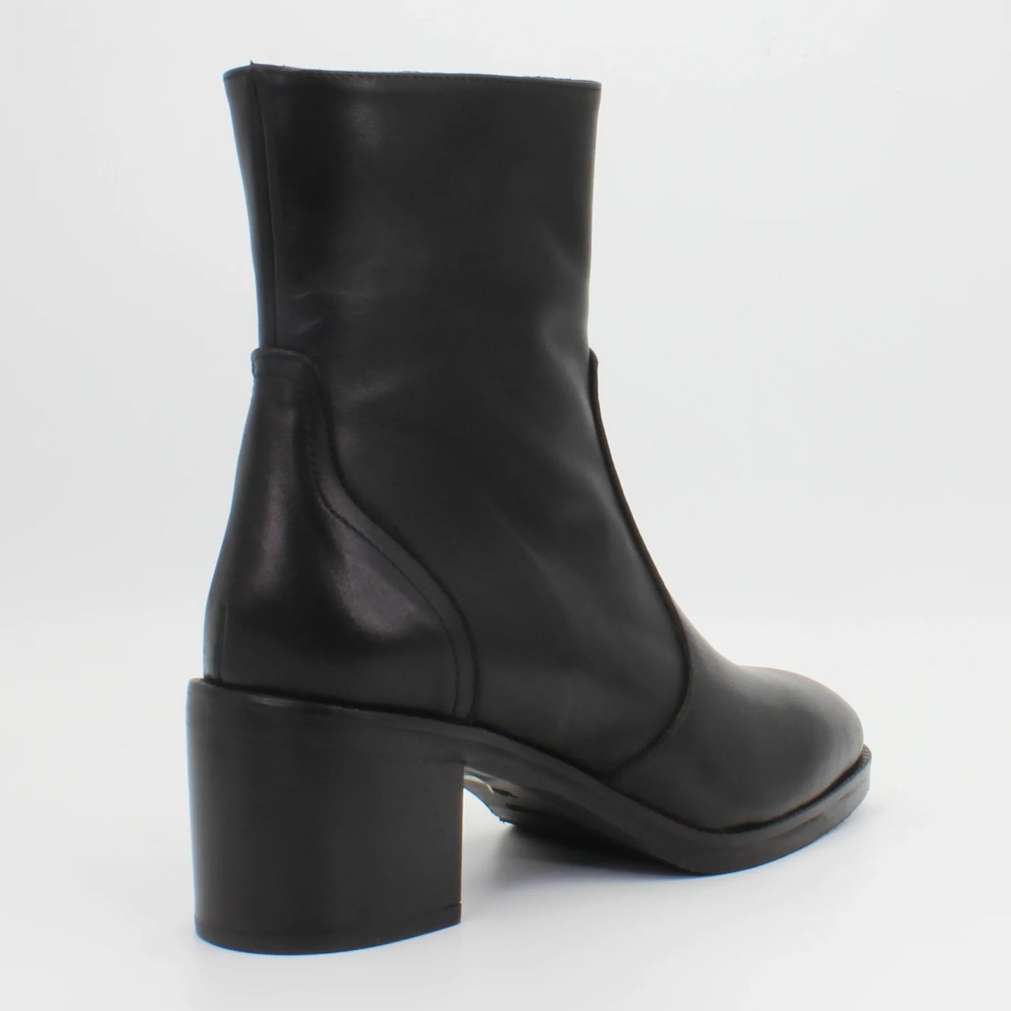 Shop Handmade Italian Leather Boot in Nero (GC3411) or browse our range of hand-made Italian boots for women in leather or suede in-store at Aliverti Cape Town, or shop online. We deliver in South Africa & offer multiple payment plans as well as accept multiple safe & secure payment methods.