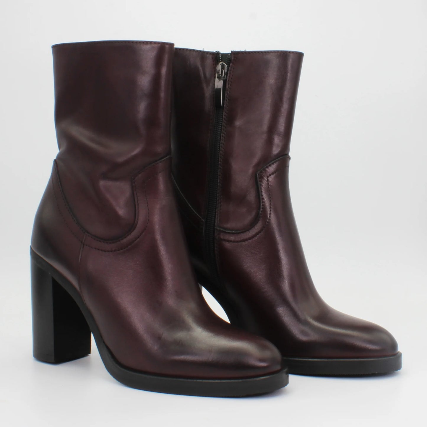 Shop Handmade Italian Leather Heeled Boot in Bordeaux (GC8553) or browse our range of hand-made Italian boots for women in leather or suede in-store at Aliverti Cape Town, or shop online. We deliver in South Africa & offer multiple payment plans as well as accept multiple safe & secure payment methods.