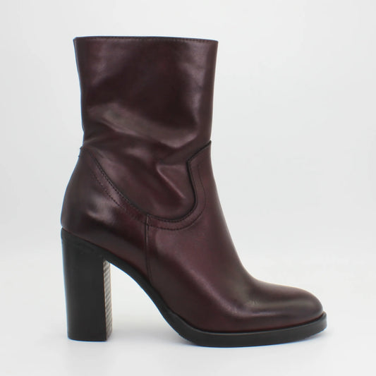 Shop Handmade Italian Leather Heeled Boot in Bordeaux (GC8553) or browse our range of hand-made Italian boots for women in leather or suede in-store at Aliverti Cape Town, or shop online. We deliver in South Africa & offer multiple payment plans as well as accept multiple safe & secure payment methods.
