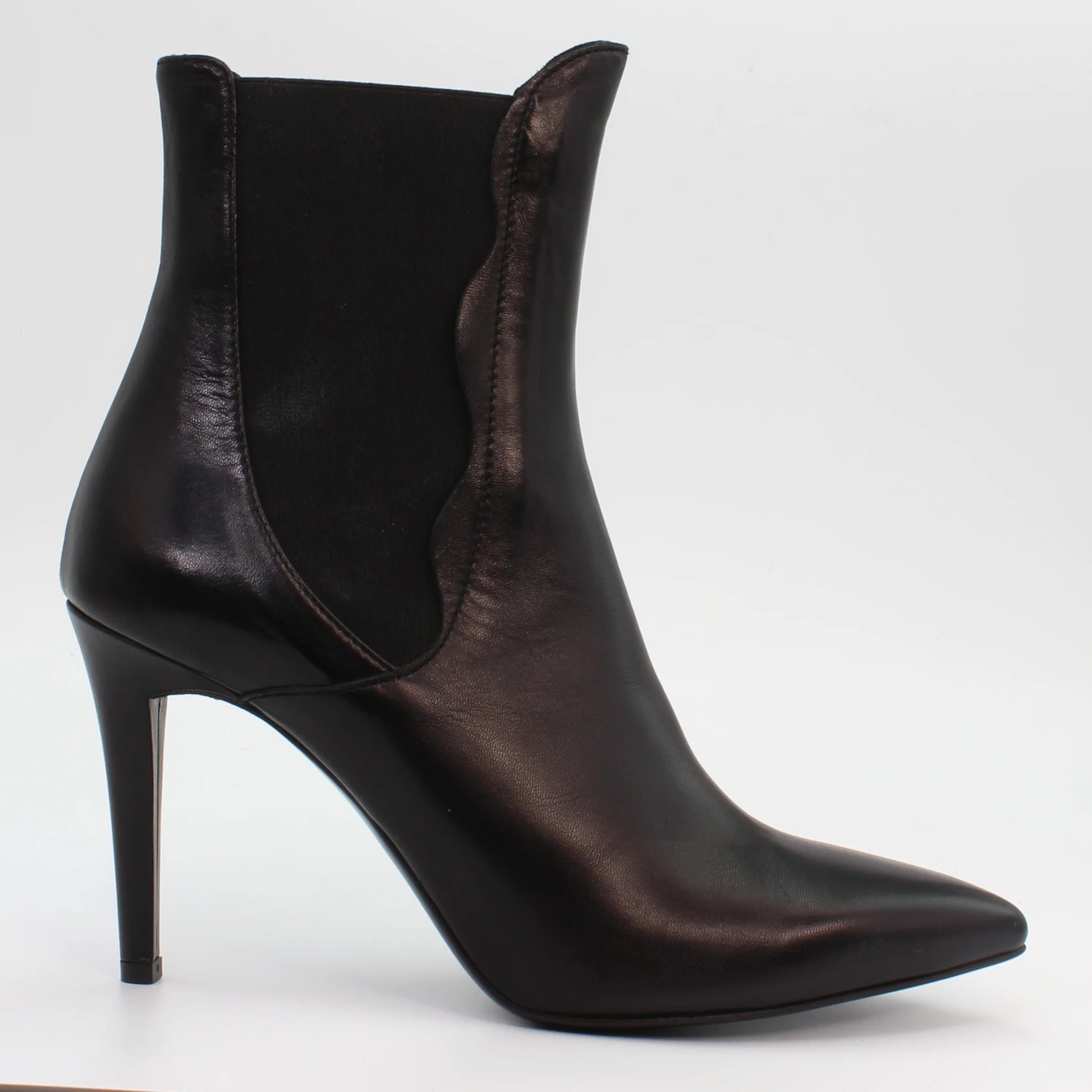Shop Ladies Italian Stiletto Ankle Boot in Black (AL57525) or browse our range of hand-made Italian ankle boots in leather or suede in-store at Aliverti Durban or Cape Town, or shop online. We deliver in South Africa & offer multiple payment plans as well as accept multiple safe & secure payment methods.