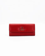 Long wallet with flap closure and zipped coin purse. Elegant, functional and refined, with multiple card slots, document pockets and a zipped coin compartment. Everything you need, beautifully organised.

Internal details: 10 credit card slots, 2 lateral document pockets and snap button closure.

External details: zipped coin purse, flap closure and gold embossed logo.

Lining: customised internal slot in silk.

Palmellato leather is a distinctive texture of calfskin, created by imprinting its characteristi