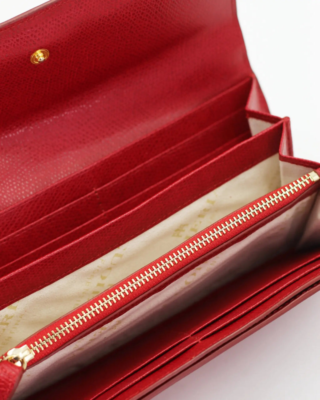 Long wallet with flap closure and zipped coin purse. Elegant, functional and refined, with multiple card slots, document pockets and a zipped coin compartment. Everything you need, beautifully organised.

Internal details: 10 credit card slots, 2 lateral document pockets and snap button closure.

External details: zipped coin purse, flap closure and gold embossed logo.

Lining: customised internal slot in silk.

Palmellato leather is a distinctive texture of calfskin, created by imprinting its characteristi