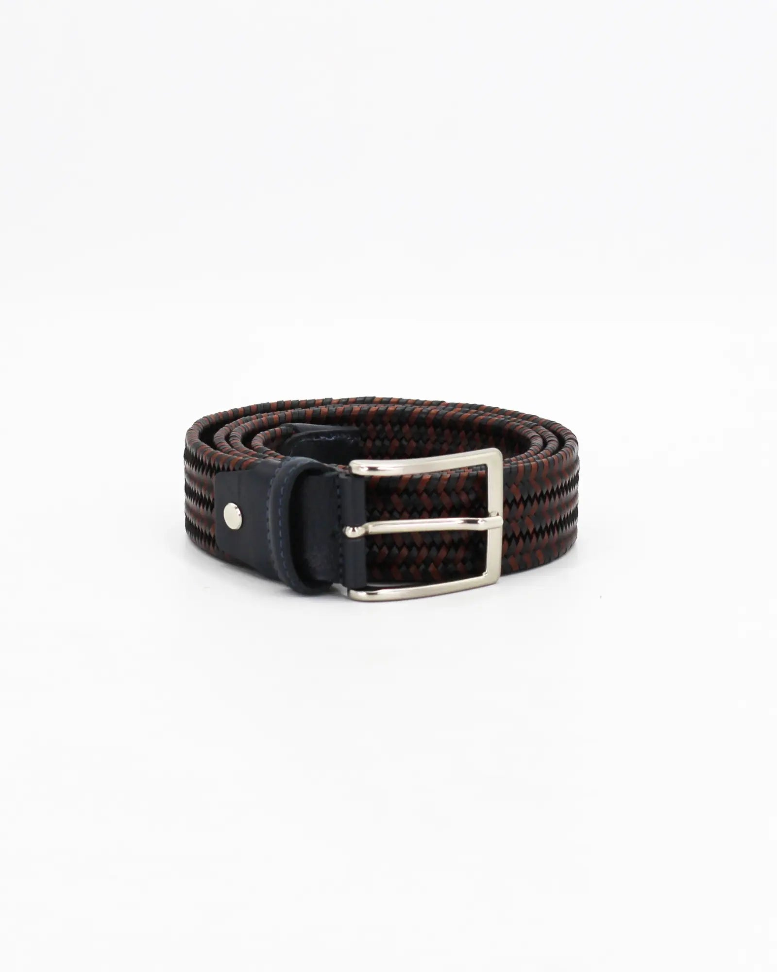 Classic and always fashionable, this leather belt is very versatile and goes easily with any look. The special processing of the leather makes it perfect for embellishing all outfits, from causal to elegant.

Square buckle with nickel finish.
Height: 3,5 Cm.

See the size guide for a correct choice, in case of doubt it is recommended to opt for the larger size.

Vegetable tanning is the oldest and most genuine leather processing technique. Performed with natural tannins extracted from tree bark this type of