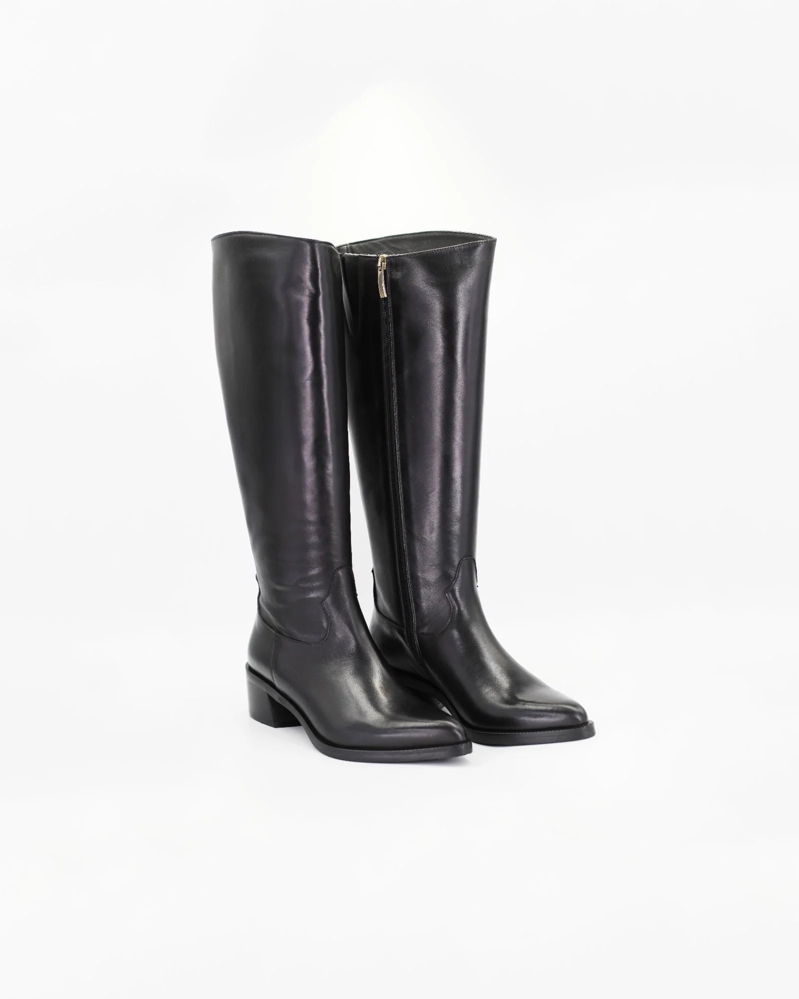 Shop Handmade Italian Leather Women's Pointed Long Boot in Calf Leather Nero or browse our range of hand-made Italian shoes in leather or suede in-store at Aliverti Cape Town, or shop online. We deliver in South Africa & offer multiple payment plans as well as accept multiple safe & secure payment methods.