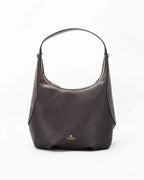The big hobo Maxima celebrates the power of generous proportions with elegance and character. The pliers on the bottom and the oversized M sewn to the straps of the shoulder strap become a stylistic signature, telling a story of craftsmanship and identity. It is the perfect bag for those looking for an important bag, without sacrificing refinement.