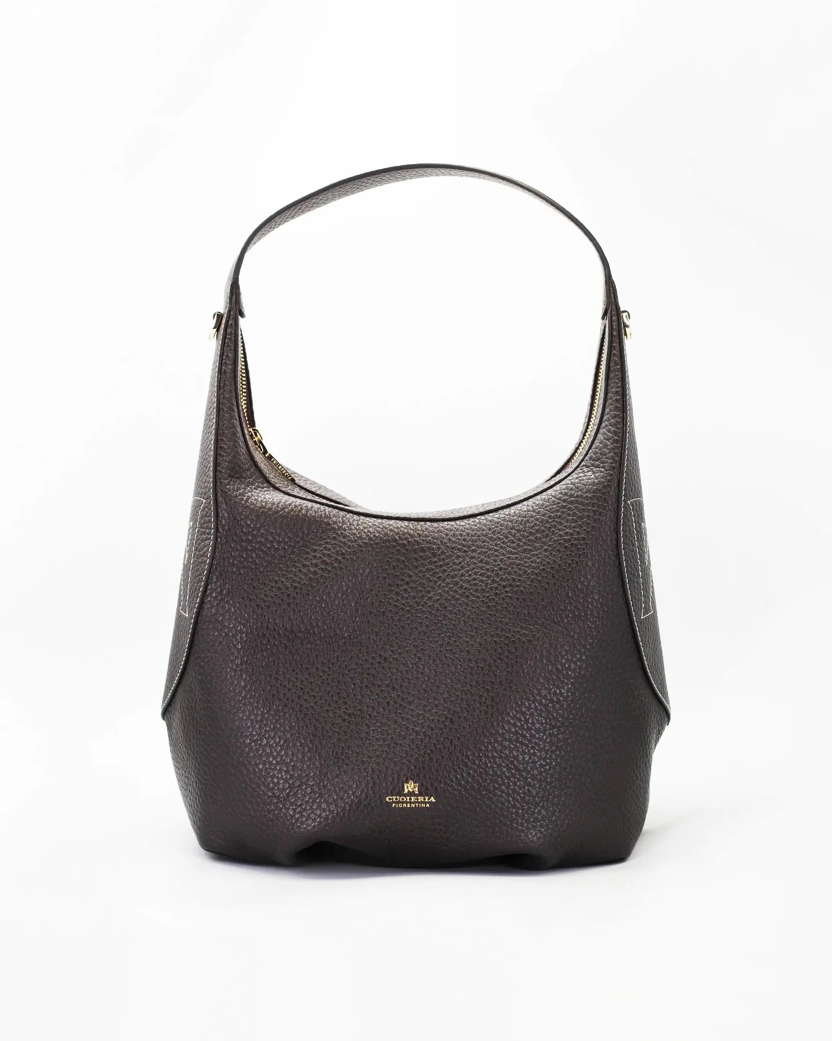 The big hobo Maxima celebrates the power of generous proportions with elegance and character. The pliers on the bottom and the oversized M sewn to the straps of the shoulder strap become a stylistic signature, telling a story of craftsmanship and identity. It is the perfect bag for those looking for an important bag, without sacrificing refinement.