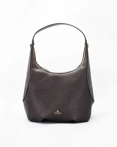 The big hobo Maxima celebrates the power of generous proportions with elegance and character. The pliers on the bottom and the oversized M sewn to the straps of the shoulder strap become a stylistic signature, telling a story of craftsmanship and identity. It is the perfect bag for those looking for an important bag, without sacrificing refinement.