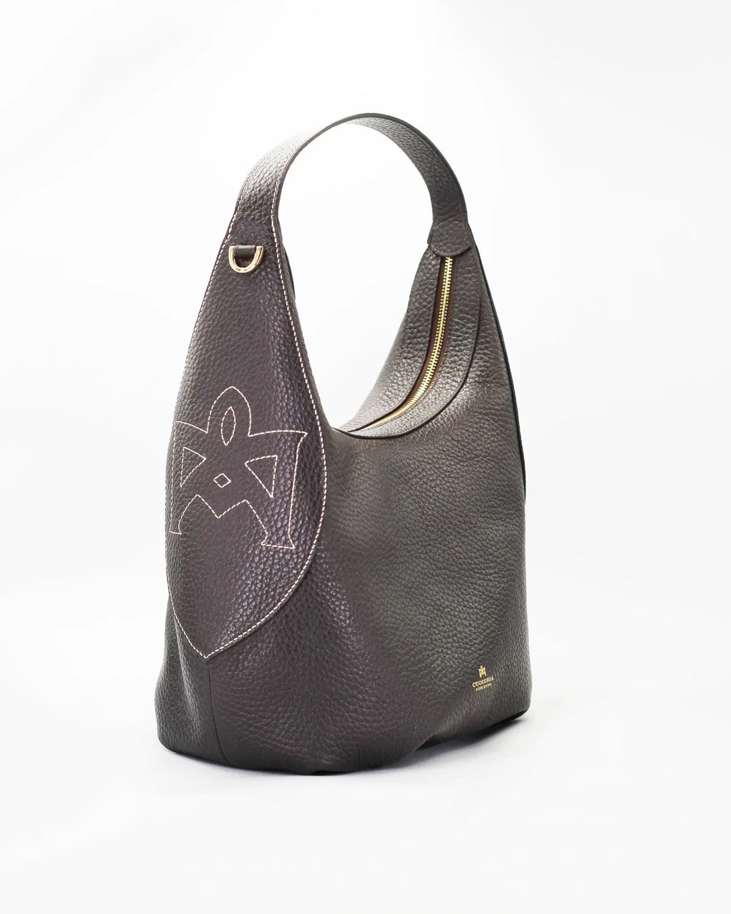 The big hobo Maxima celebrates the power of generous proportions with elegance and character. The pliers on the bottom and the oversized M sewn to the straps of the shoulder strap become a stylistic signature, telling a story of craftsmanship and identity. It is the perfect bag for those looking for an important bag, without sacrificing refinement.