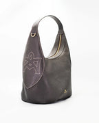 The big hobo Maxima celebrates the power of generous proportions with elegance and character. The pliers on the bottom and the oversized M sewn to the straps of the shoulder strap become a stylistic signature, telling a story of craftsmanship and identity. It is the perfect bag for those looking for an important bag, without sacrificing refinement.