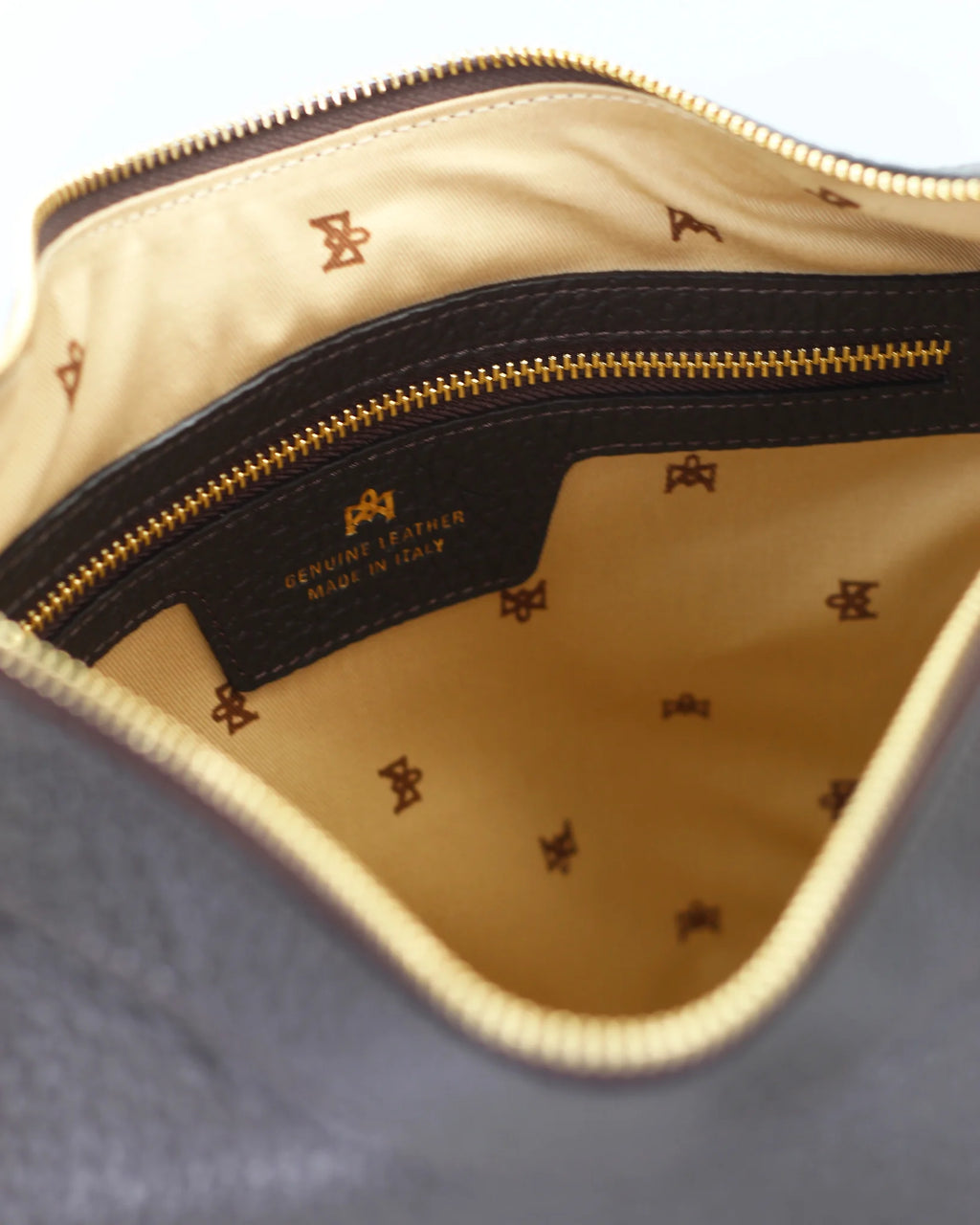 The big hobo Maxima celebrates the power of generous proportions with elegance and character. The pliers on the bottom and the oversized M sewn to the straps of the shoulder strap become a stylistic signature, telling a story of craftsmanship and identity. It is the perfect bag for those looking for an important bag, without sacrificing refinement.
