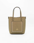 Essential, artisanal and iconic. The small tote bag of the Link line contains all the value of know-how in a compact format. The handwork with waxed cord, the protagonist of the design, tells a story of authenticity and mastery. Its clean aesthetics and functionality make it a perfect accessory for those who like to stand out with sobriety and consistency. Product height: 20cmProduct width: 21cmProduct depth: 9 cm Internal details: single compartment with removable pocket.External details: front pocket with
