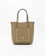 Essential, artisanal and iconic. The small tote bag of the Link line contains all the value of know-how in a compact format. The handwork with waxed cord, the protagonist of the design, tells a story of authenticity and mastery. Its clean aesthetics and functionality make it a perfect accessory for those who like to stand out with sobriety and consistency. Product height: 20cmProduct width: 21cmProduct depth: 9 cm Internal details: single compartment with removable pocket.External details: front pocket with