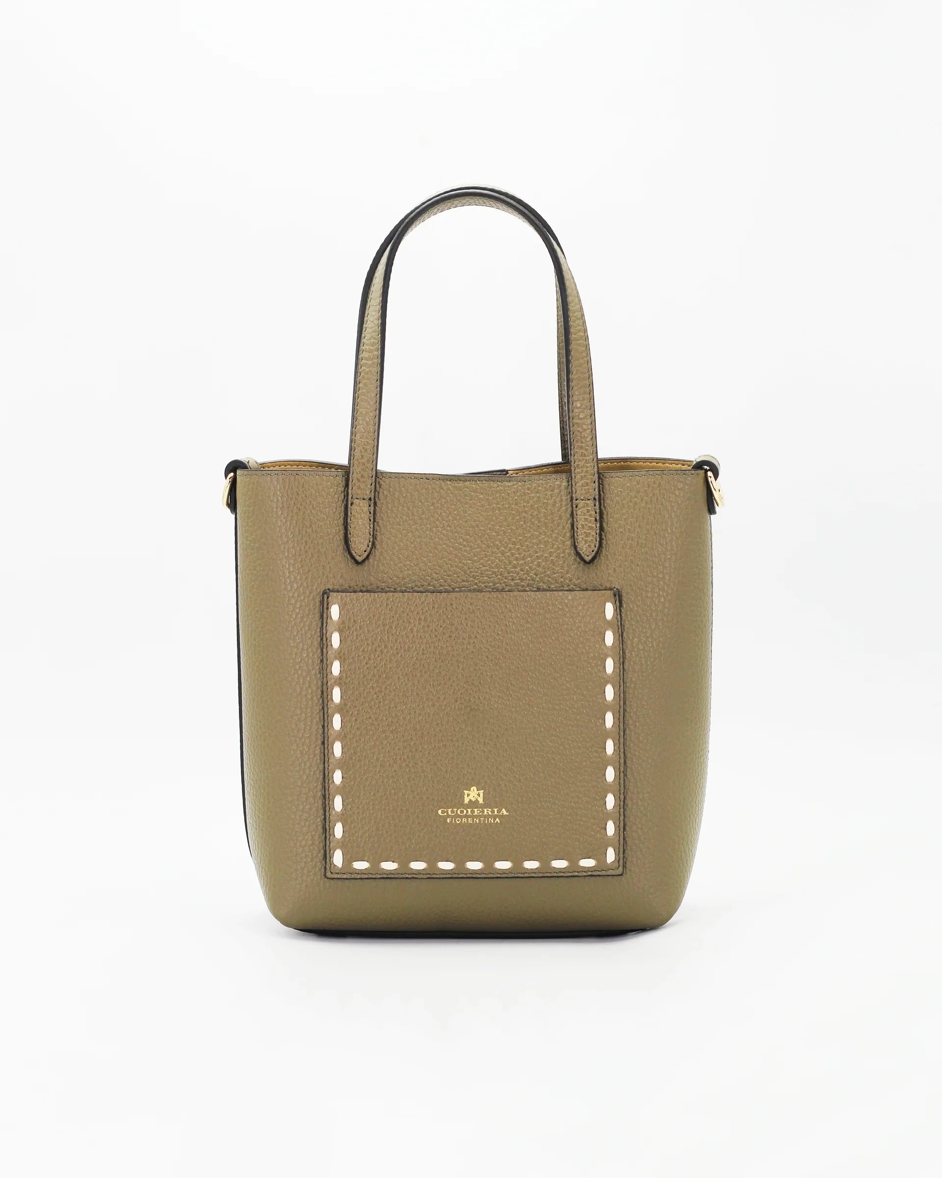 Essential, artisanal and iconic. The small tote bag of the Link line contains all the value of know-how in a compact format. The handwork with waxed cord, the protagonist of the design, tells a story of authenticity and mastery. Its clean aesthetics and functionality make it a perfect accessory for those who like to stand out with sobriety and consistency. Product height: 20cmProduct width: 21cmProduct depth: 9 cm Internal details: single compartment with removable pocket.External details: front pocket with