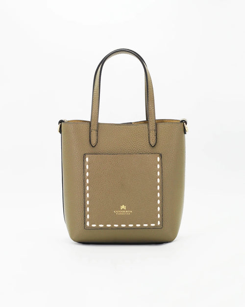 Essential, artisanal and iconic. The small tote bag of the Link line contains all the value of know-how in a compact format. The handwork with waxed cord, the protagonist of the design, tells a story of authenticity and mastery. Its clean aesthetics and functionality make it a perfect accessory for those who like to stand out with sobriety and consistency. Product height: 20cmProduct width: 21cmProduct depth: 9 cm Internal details: single compartment with removable pocket.External details: front pocket with