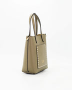 Essential, artisanal and iconic. The small tote bag of the Link line contains all the value of know-how in a compact format. The handwork with waxed cord, the protagonist of the design, tells a story of authenticity and mastery. Its clean aesthetics and functionality make it a perfect accessory for those who like to stand out with sobriety and consistency. Product height: 20cmProduct width: 21cmProduct depth: 9 cm Internal details: single compartment with removable pocket.External details: front pocket with