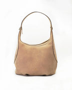 The large hobo Maxima celebrates the power of generous proportions with elegance and character. The pliers on the bottom and the oversized M sewn to the straps of the shoulder strap become a stylistic signature, telling a story of craftsmanship and identity. It is the perfect bag for those looking for an important bag, without sacrificing refinement. Product height: 38cmProduct width: 33cmProduct depth: 23cm Internal details: single compartment, pockets and zip pocket.External details: gold fire printed log