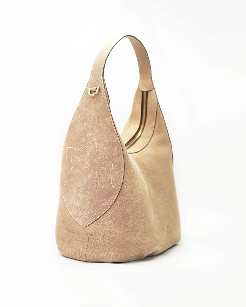 The large hobo Maxima celebrates the power of generous proportions with elegance and character. The pliers on the bottom and the oversized M sewn to the straps of the shoulder strap become a stylistic signature, telling a story of craftsmanship and identity. It is the perfect bag for those looking for an important bag, without sacrificing refinement. Product height: 38cmProduct width: 33cmProduct depth: 23cm Internal details: single compartment, pockets and zip pocket.External details: gold fire printed log