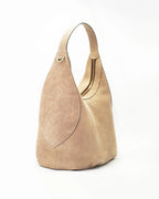 The large hobo Maxima celebrates the power of generous proportions with elegance and character. The pliers on the bottom and the oversized M sewn to the straps of the shoulder strap become a stylistic signature, telling a story of craftsmanship and identity. It is the perfect bag for those looking for an important bag, without sacrificing refinement. Product height: 38cmProduct width: 33cmProduct depth: 23cm Internal details: single compartment, pockets and zip pocket.External details: gold fire printed log