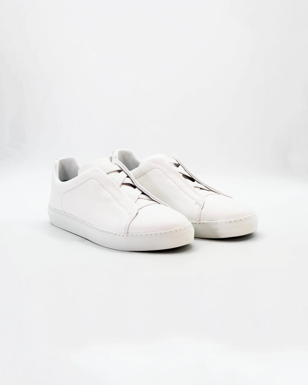 Shop Men's Laceless Sneaker in Leather Bianco or browse our range of hand-made Italian shoes in leather or suede in-store at Aliverti Cape Town, or shop online. We deliver in South Africa & offer multiple payment plans as well as accept multiple safe & secure payment methods.
