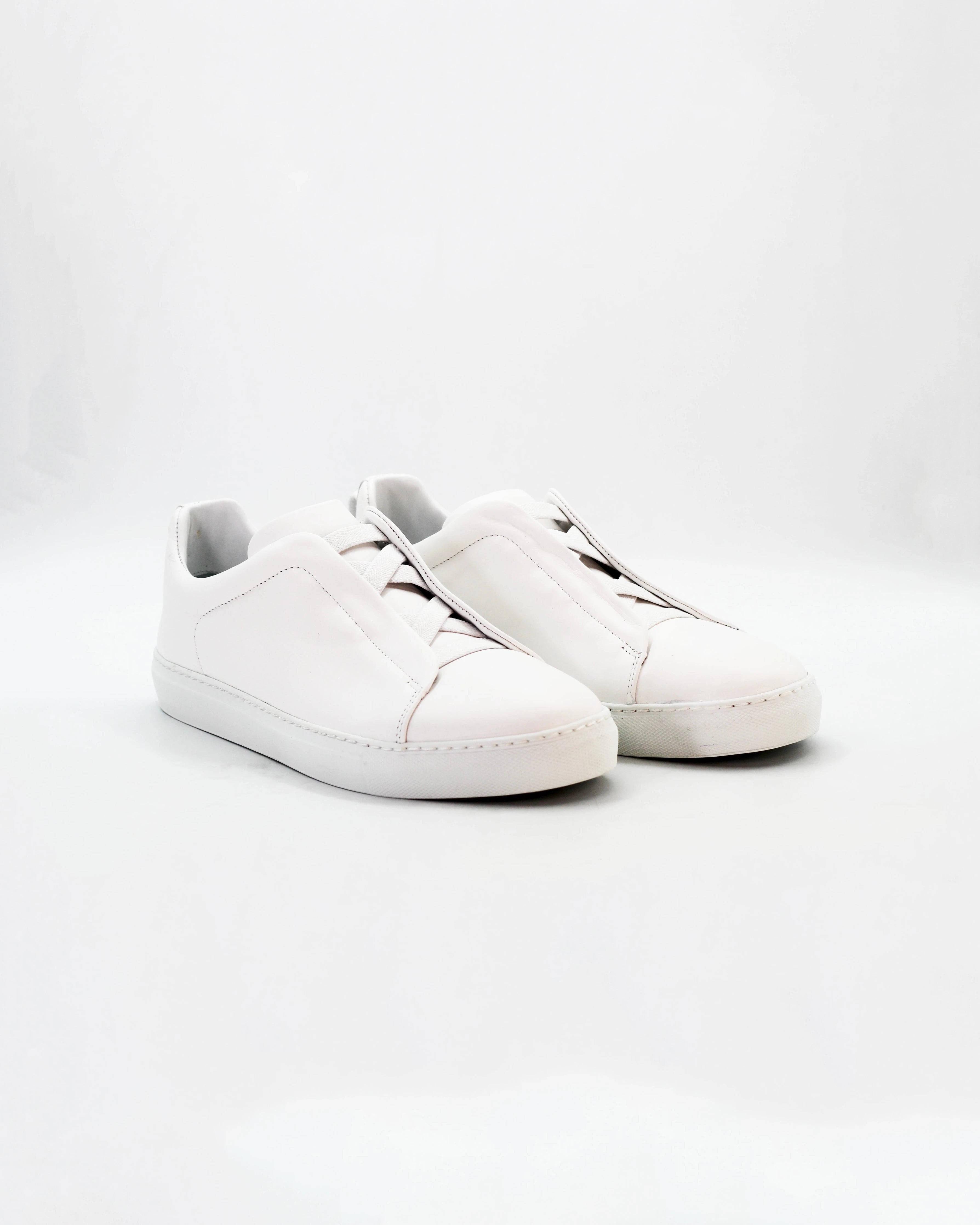 Shop Men's Laceless Sneaker in Leather Bianco or browse our range of hand-made Italian shoes in leather or suede in-store at Aliverti Cape Town, or shop online. We deliver in South Africa & offer multiple payment plans as well as accept multiple safe & secure payment methods.