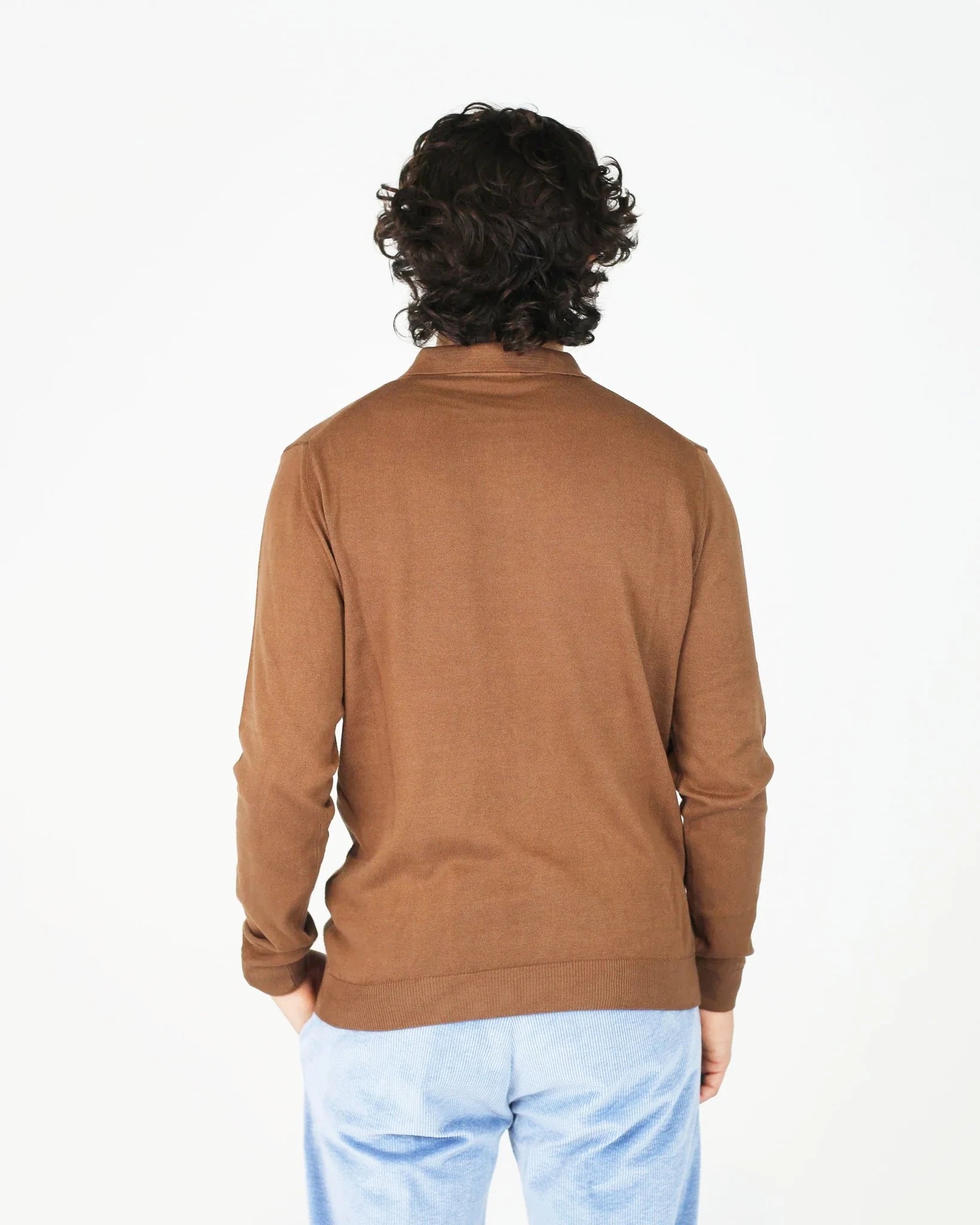 The Fiftieth Men's Cotton Long Sleeve Polo in Tabacco is a refined everyday essential crafted from 100% cotton. Featuring a classic polo collar and a relaxed regular fit, this versatile piece layers effortlessly or stands alone for a clean, polished look.