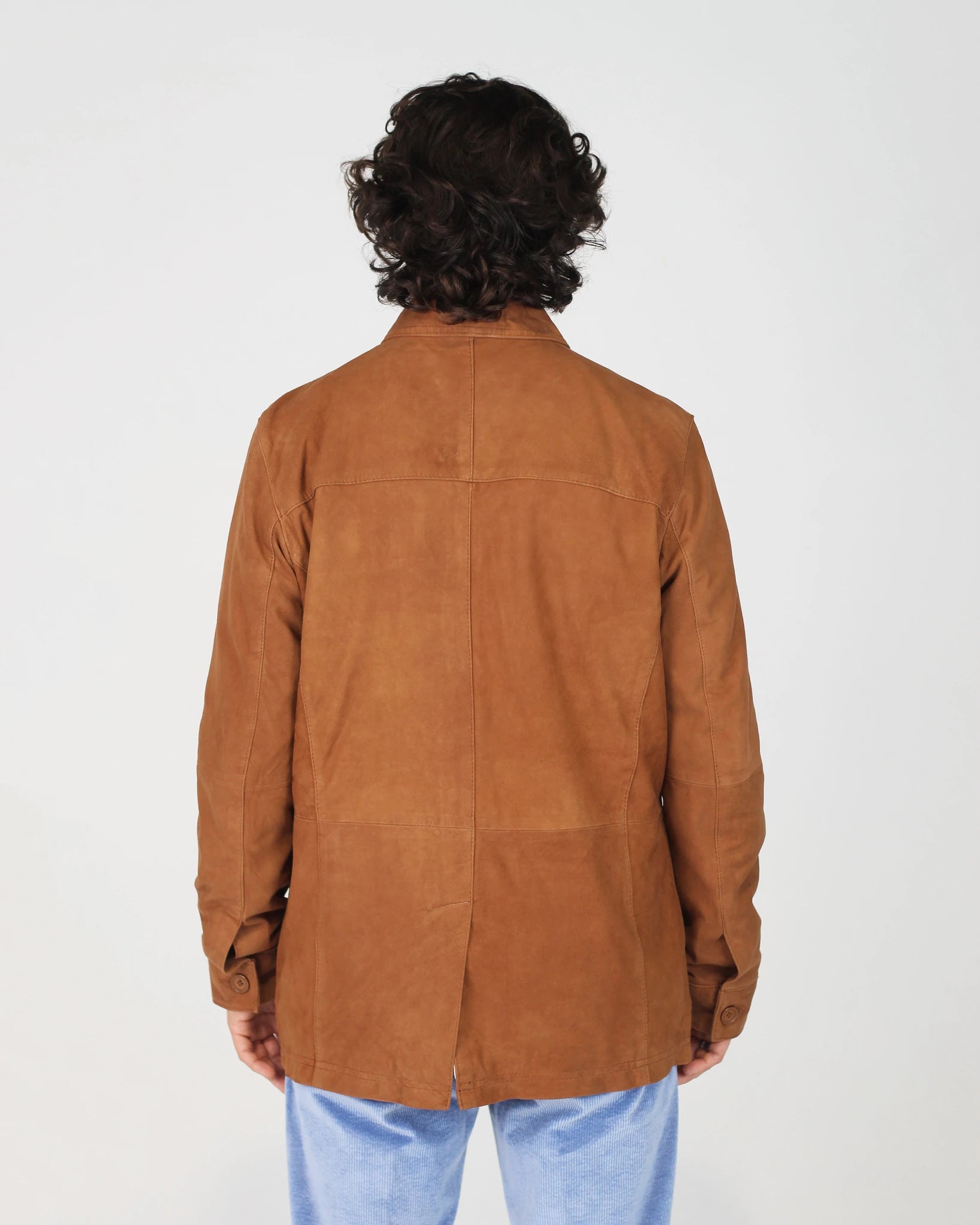 The Fusaro Antonio Men's Utility Jacket in Tabacco is a rugged yet refined layering piece that brings effortless character to any outfit. Cut in a rich tobacco-brown suede-effect fabric, this utility jacket features a classic shirt collar, button-through front and four front patch pockets for a functional, workwear-inspired aesthetic. The relaxed regular fit makes it an ideal transitional piece — dressed up over a knit or kept casual with denim.