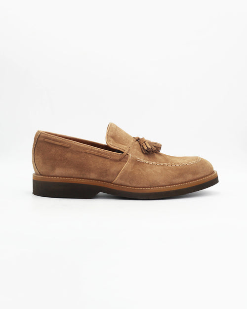 Men's Tassle Moccasin in Leather Suede Sabbia Beige is a refined slip-on with a distinctly classic character. Sand Beige Suede and a signature tassel detail give this loafer an effortlessly polished look, while the tan rubber sole adds a casual contrast finish.

Dress it up with tailored trousers or keep it casual with dark chinos — it works either way.

Features:

Style: Moccasin
Feature: Tassle
Colour: Sabbia
Material: Calf Leather Suede
Sole Material: Rubber


Code: MER7013

Made In Italy.