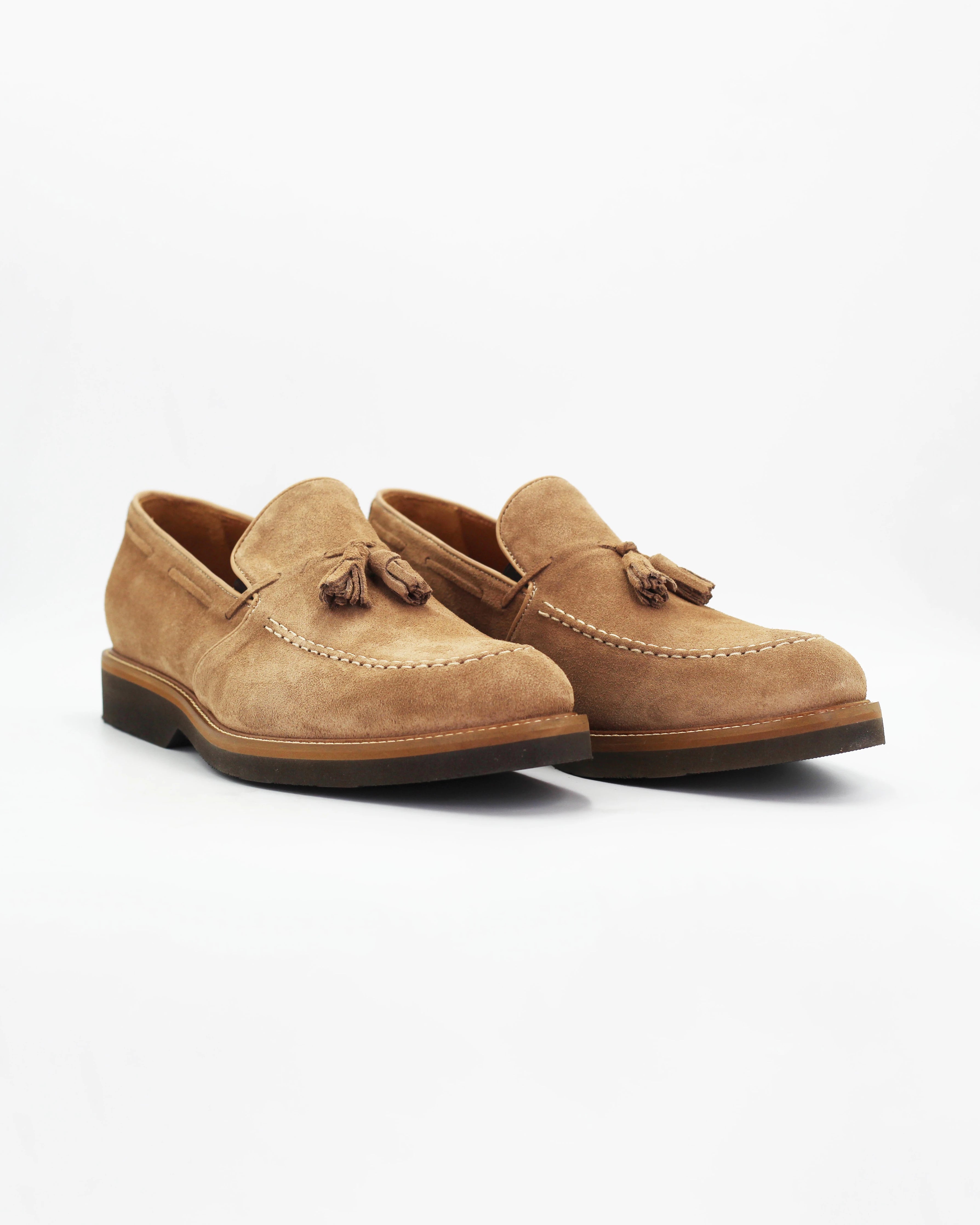 Men's Tassle Moccasin in Leather Suede Sabbia Beige is a refined slip-on with a distinctly classic character. Sand Beige Suede and a signature tassel detail give this loafer an effortlessly polished look, while the tan rubber sole adds a casual contrast finish.

Dress it up with tailored trousers or keep it casual with dark chinos — it works either way.

Features:

Style: Moccasin
Feature: Tassle
Colour: Sabbia
Material: Calf Leather Suede
Sole Material: Rubber


Code: MER7013

Made In Italy.