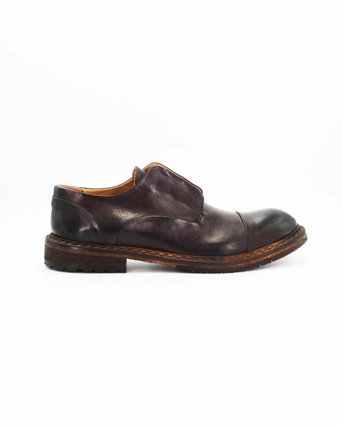 The Men's Derby in Leather Bronzato Dark Brown&nbsp;is a rugged yet refined lace-up with a rich, lived-in finish. The dark brown leather develops over time, giving each pair its own unique character.

A versatile shoe that sits comfortably between smart and casual — wear it with anything from tailored trousers to weekend denim.

Style: Derby
Feature: Double Lace&nbsp;
Colour: Bronzato Dark Brown
Material: Calf Leather
Sole Material: Leather

Code: JPU36526/270

Made in Italy