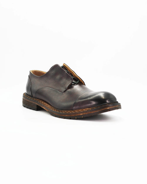 The Men's Derby in Leather Bronzato Dark Brown&nbsp;is a rugged yet refined lace-up with a rich, lived-in finish. The dark brown leather develops over time, giving each pair its own unique character.

A versatile shoe that sits comfortably between smart and casual — wear it with anything from tailored trousers to weekend denim.

Style: Derby
Feature: Double Lace&nbsp;
Colour: Bronzato Dark Brown
Material: Calf Leather
Sole Material: Leather

Code: JPU36526/270

Made in Italy
