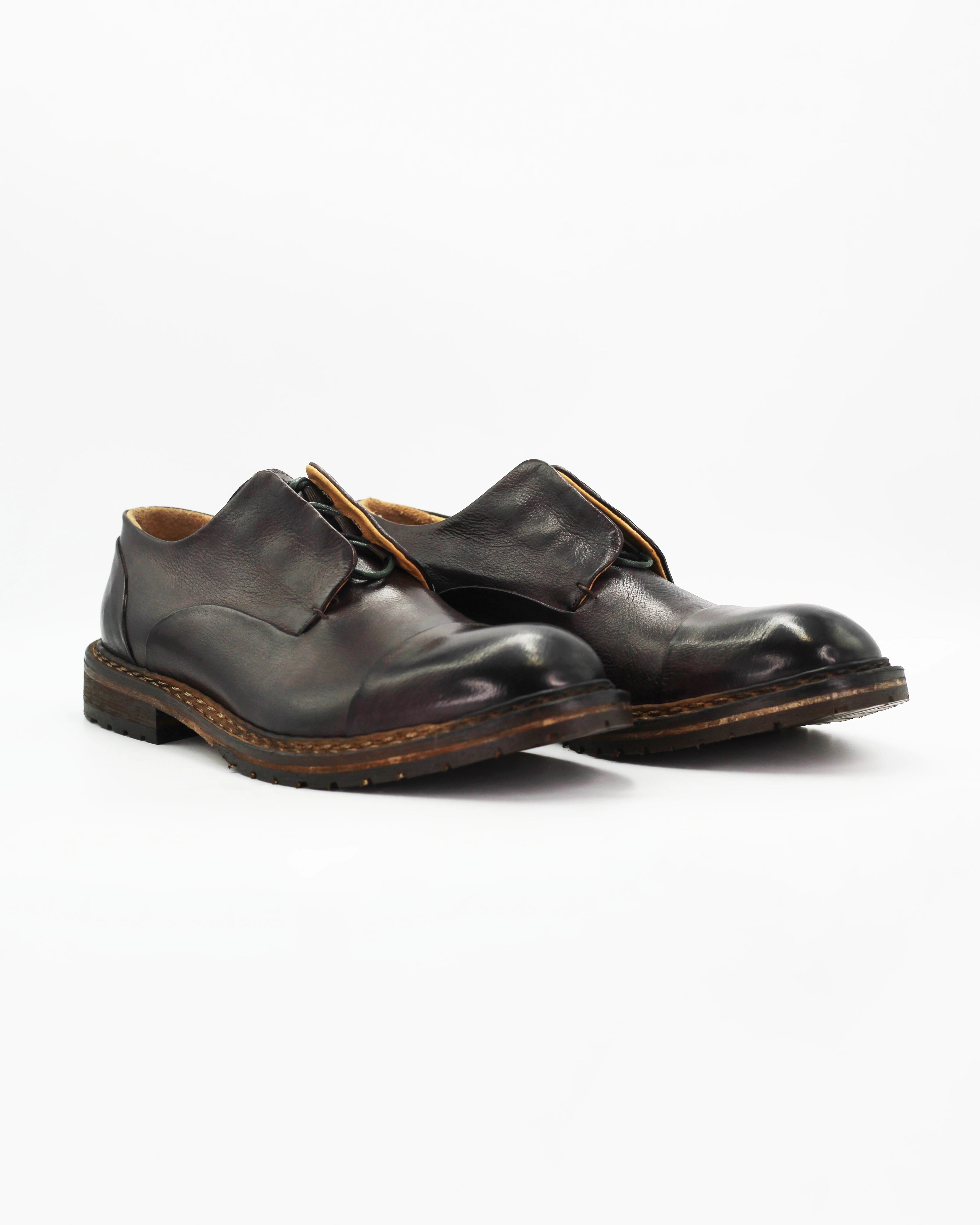 The Men's Derby in Leather Bronzato Dark Brown&nbsp;is a rugged yet refined lace-up with a rich, lived-in finish. The dark brown leather develops over time, giving each pair its own unique character.

A versatile shoe that sits comfortably between smart and casual — wear it with anything from tailored trousers to weekend denim.

Style: Derby
Feature: Double Lace&nbsp;
Colour: Bronzato Dark Brown
Material: Calf Leather
Sole Material: Leather

Code: JPU36526/270

Made in Italy