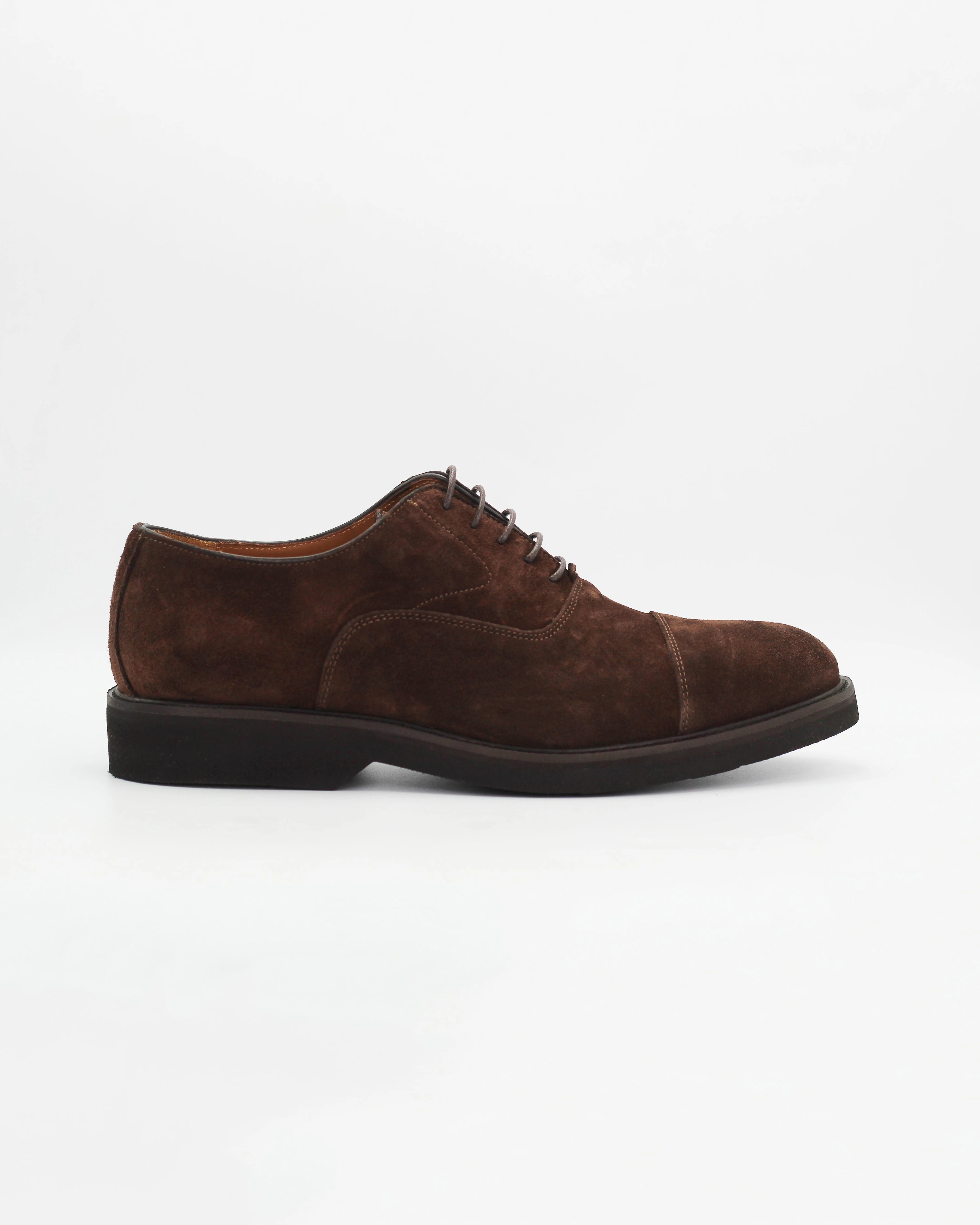 The Men's Oxford in Leather Suede Testa Di Moro&nbsp;is a refined take on a casual classic. The deep, rich suede upper gives it a luxurious texture and a subtle sophistication, while the clean derby silhouette keeps things understated and versatile.

Works equally well dressed up or down.

Style: Oxford
Colour: Testa Di Moro
Material: Calf Leather Suede
Sole Material: Rubber

Code: MER6649

Made in Italy