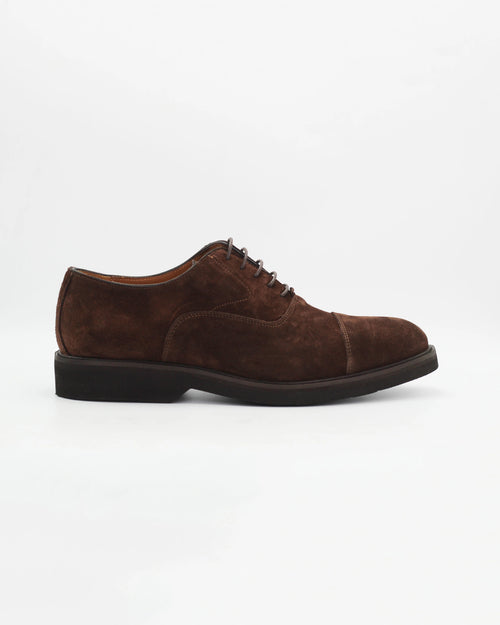 The Men's Oxford in Leather Suede Testa Di Moro&nbsp;is a refined take on a casual classic. The deep, rich suede upper gives it a luxurious texture and a subtle sophistication, while the clean derby silhouette keeps things understated and versatile.

Works equally well dressed up or down.

Style: Oxford
Colour: Testa Di Moro
Material: Calf Leather Suede
Sole Material: Rubber

Code: MER6649

Made in Italy