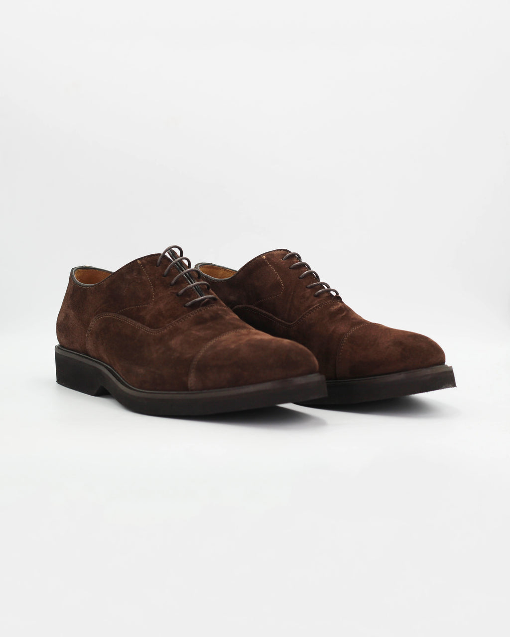 The Men's Oxford in Leather Suede Testa Di Moro&nbsp;is a refined take on a casual classic. The deep, rich suede upper gives it a luxurious texture and a subtle sophistication, while the clean derby silhouette keeps things understated and versatile.

Works equally well dressed up or down.

Style: Oxford
Colour: Testa Di Moro
Material: Calf Leather Suede
Sole Material: Rubber

Code: MER6649

Made in Italy
