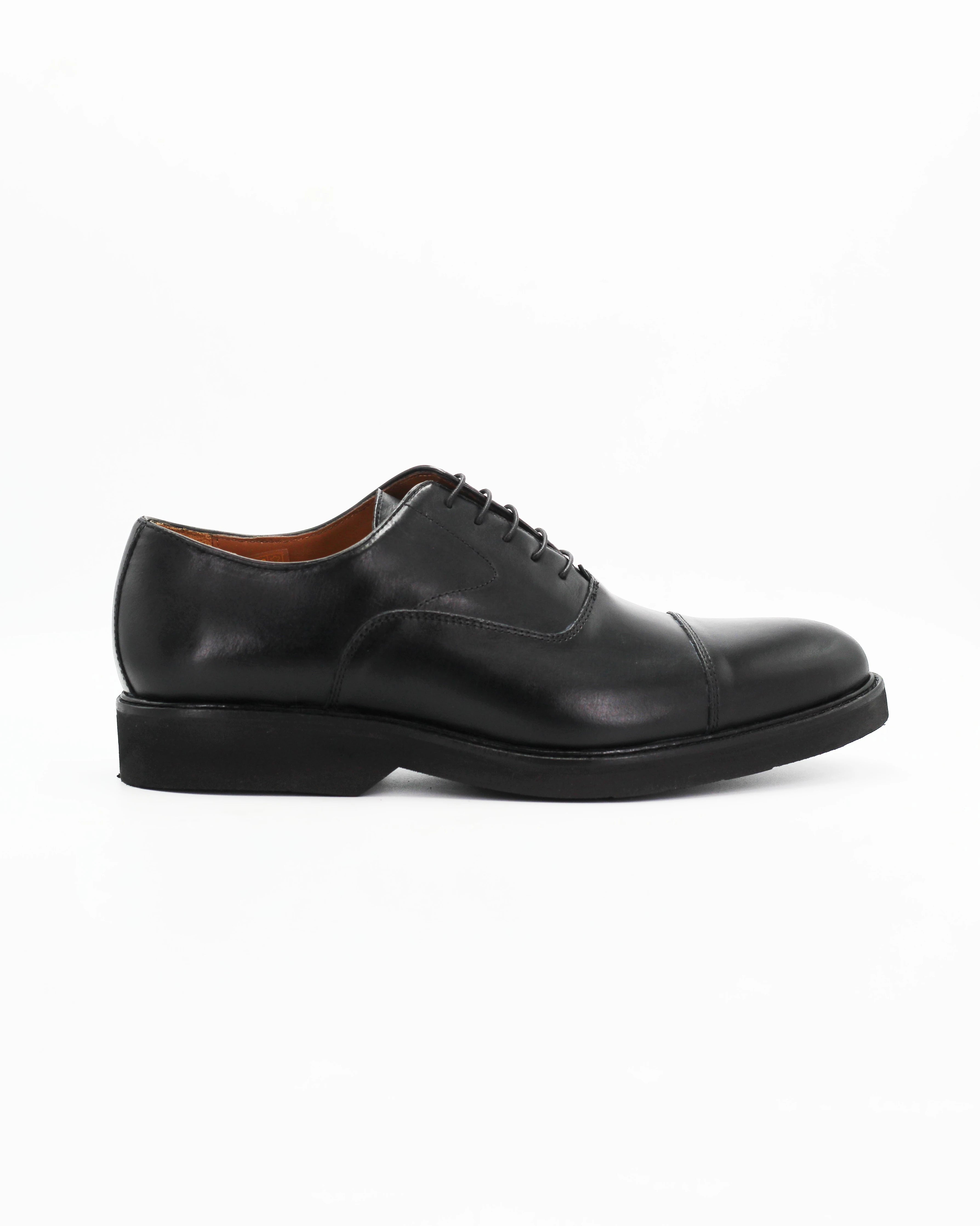 The Men's Cap-Toe Oxford in Leather Black is the definitive dress shoe. Clean, sharp, and timeless — the closed lacing system and structured cap toe make it the most formal lace-up in any wardrobe.

The high-shine black leather and solid black sole give it a sleek, polished finish that pairs perfectly with a suit or smart trousers.&nbsp;
Style: Oxford
Colour: Nero
Material: Calf Leather
Sole Material: Rubber

Code: MER6649

Made in Italy