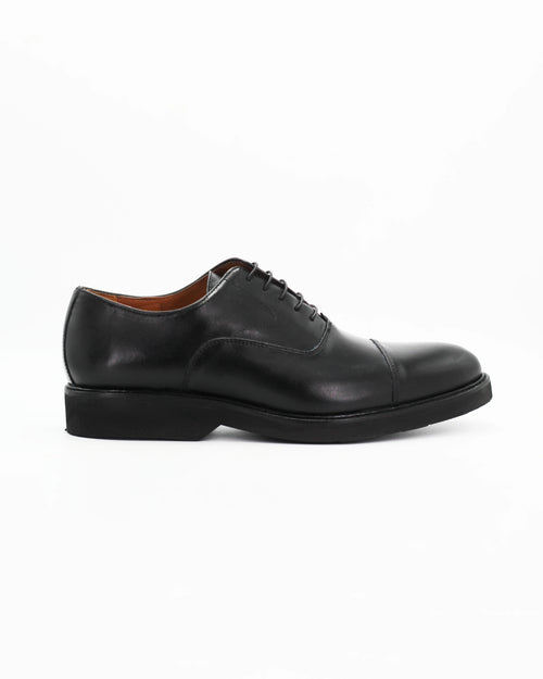 The Men's Cap-Toe Oxford in Leather Black is the definitive dress shoe. Clean, sharp, and timeless — the closed lacing system and structured cap toe make it the most formal lace-up in any wardrobe.

The high-shine black leather and solid black sole give it a sleek, polished finish that pairs perfectly with a suit or smart trousers.&nbsp;
Style: Oxford
Colour: Nero
Material: Calf Leather
Sole Material: Rubber

Code: MER6649

Made in Italy