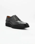 The Men's Cap-Toe Oxford in Leather Black is the definitive dress shoe. Clean, sharp, and timeless — the closed lacing system and structured cap toe make it the most formal lace-up in any wardrobe.

The high-shine black leather and solid black sole give it a sleek, polished finish that pairs perfectly with a suit or smart trousers.&nbsp;
Style: Oxford
Colour: Nero
Material: Calf Leather
Sole Material: Rubber

Code: MER6649

Made in Italy